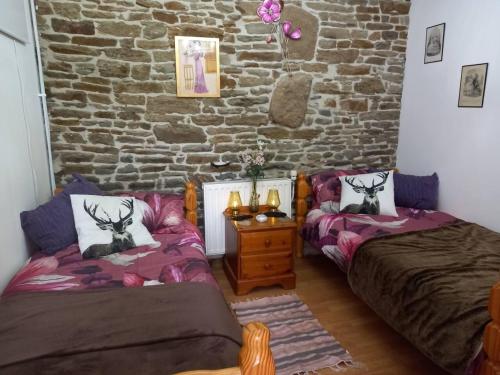 Postel nebo postele na pokoji v ubytování Mortain-Bocage - 2-Bed Wisteria Cottage - Sleeps 4