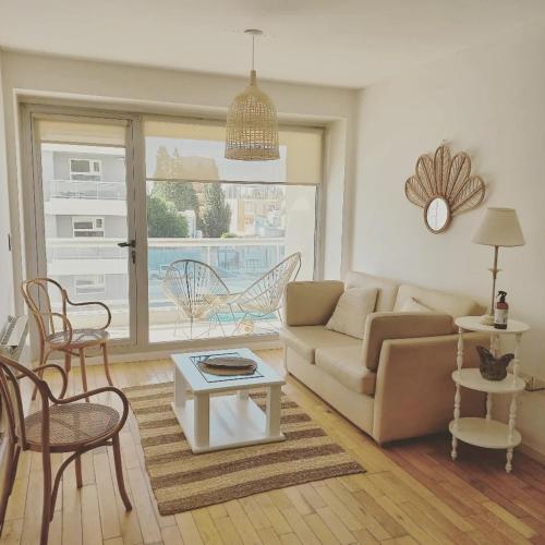 un soggiorno con un divano e un tavolo di Luz de Madryn a Puerto Madryn