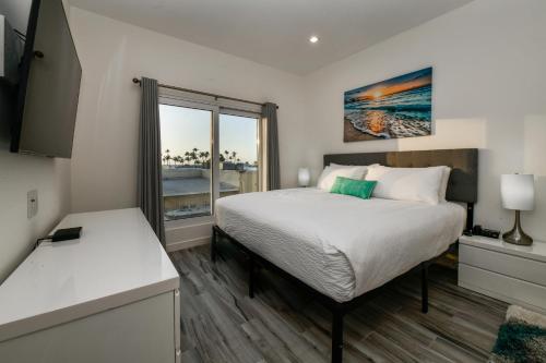 um quarto com uma cama e uma grande janela em The Cove Condominium 101 em Palm-Eagle Beach