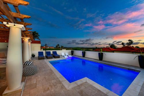 a swimming pool on the roof of a house at Newly Remodeled 5-Bedroom 5-Bath in Tierra del Sol in Malmok