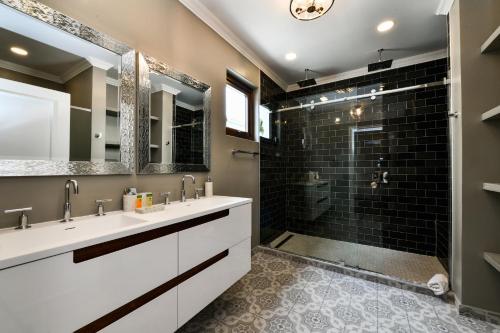 a bathroom with two sinks and a shower at Newly Remodeled 5-Bedroom 5-Bath in Tierra del Sol in Malmok