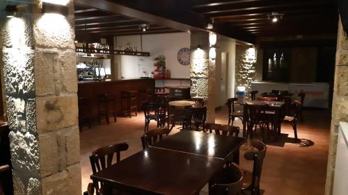 een restaurant met tafels en stoelen en een bar bij LA POSADA DE SOFUENTES in Sofuentes