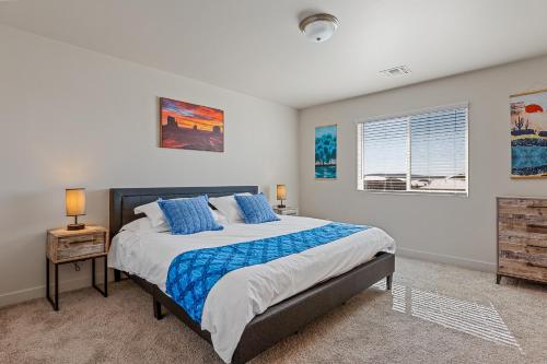 a bedroom with a large bed and a window at Bliss Flagstaff 49 townhouse in Bellemont