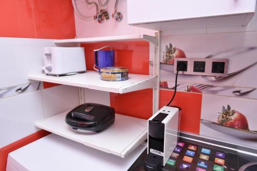 una habitación con un estante con un teléfono móvil. en Departamentos C&G, en Madrid