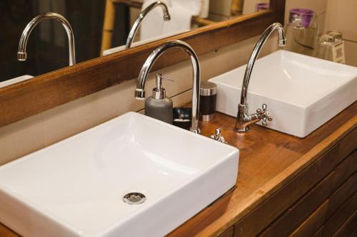 une salle de bains avec deux lavabos sur un comptoir dans l'établissement Hamadryade Lodge, à Puerto Misahuallí