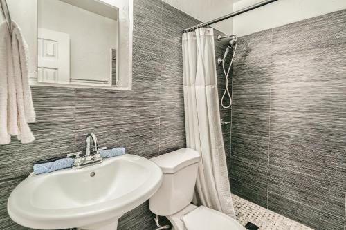 a bathroom with a sink and a toilet and a shower at SII 1 Bedroom Tropical GEM! in West Palm Beach