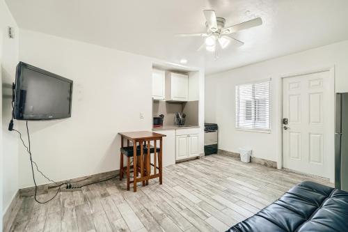 TV a/nebo společenská místnost v ubytování SII 1 Bedroom Tropical GEM!