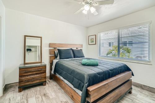 Un pat sau paturi într-o cameră la SII 1 Bedroom Tropical GEM!