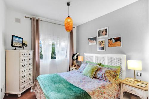 コラレホにあるVilla Chiara, a real homeawayのベッドルーム1室(ベッド1台、ドレッサー付)