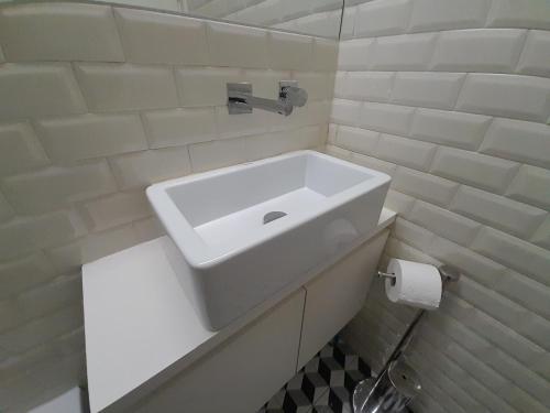een badkamer met een witte wastafel op een aanrecht bij Great&Cosy São Bento in Porto