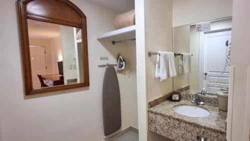 bagno con lavandino e specchio di Hotel Las Misiones a Monclova