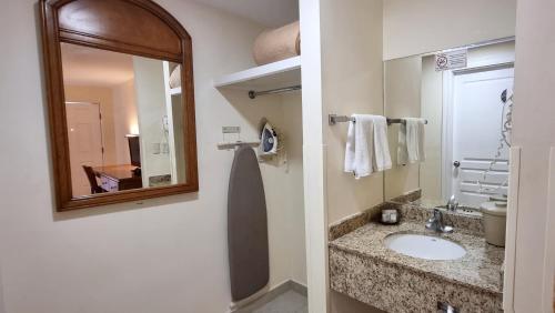 La salle de bains est pourvue d'un lavabo et d'un miroir. dans l'établissement Hotel Las Misiones, à Monclova