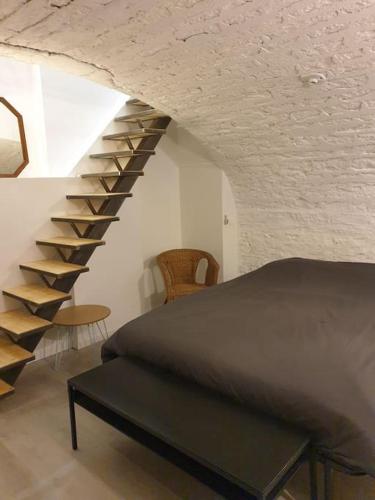 - une chambre avec un escalier, un lit et une table dans l'établissement Le SAMBIN-TERRASSE -CENTRE VILLE, à Dijon