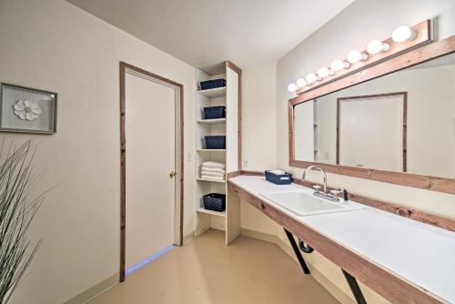 uma casa de banho com um lavatório e um espelho em Unique Port Ludlow Home with 3 Decks and Hot Tub! em Port Ludlow