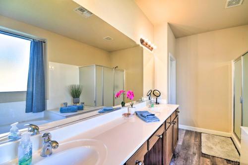 Phòng tắm tại Avondale Home with Private Pool - 15 Mi to Downtown!