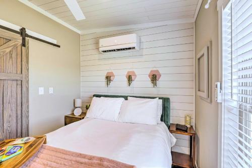 1 dormitorio con cama blanca y ventana en Chic Tiny Home with Pool Access about 8 Mi to Dtwn! en Austin