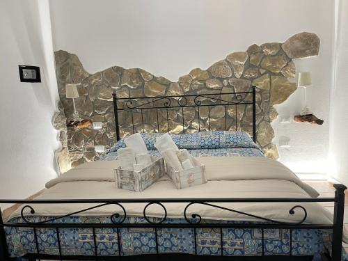 een bed met twee handdoeken erop bij Canne al vento in Quartu SantʼElena