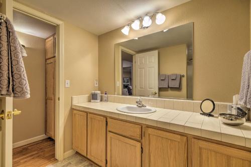 baño con lavabo y espejo grande en Convenient Apt with Fire Pit about Half-Mi to Lake! en Groveland