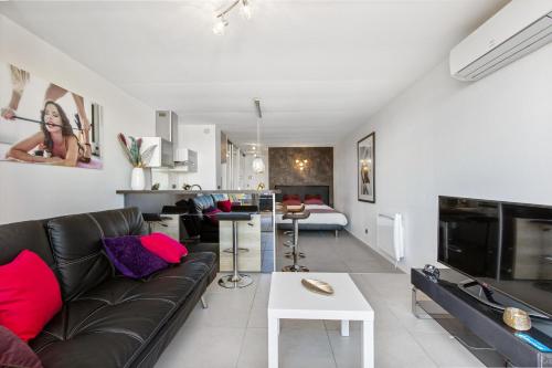 un salon avec un canapé et une table dans l'établissement Village Naturiste R4N - Le Wildly Héliopolis Luxe, au Cap d'Agde