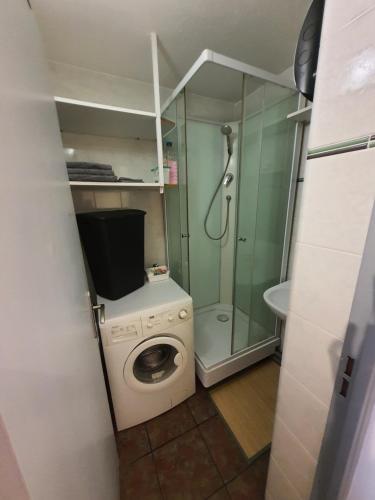 y baño con lavadora y ducha. en APPARTEMENT SUR LE PORT DE Gruissan, en Gruissan