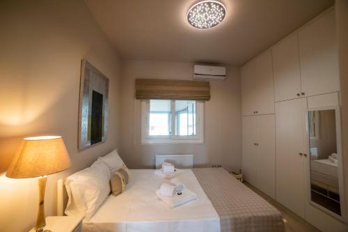 Katil atau katil-katil dalam bilik di Daedalus Luxury Home - Seaview & Heated Pool