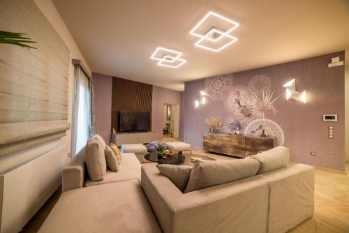 Televisyen dan/atau pusat hiburan di Daedalus Luxury Home - Seaview & Heated Pool
