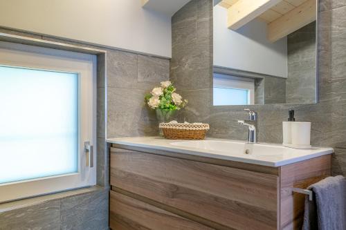 Ένα μπάνιο στο [CLASSY APARTMENT] wifi, parking & STUNNING VIEW!