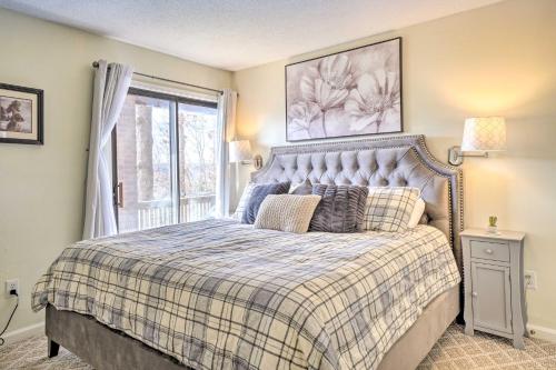 En eller flere senge i et værelse på Resort Condo in Branson with Mountain and Lake Views!