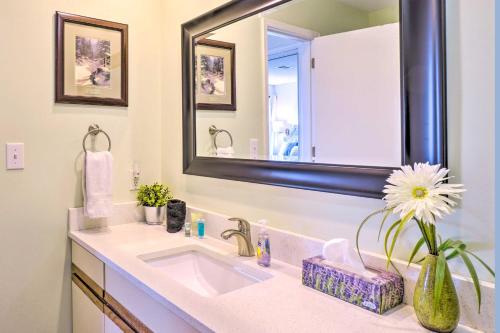 Et badeværelse på Resort Condo in Branson with Mountain and Lake Views!