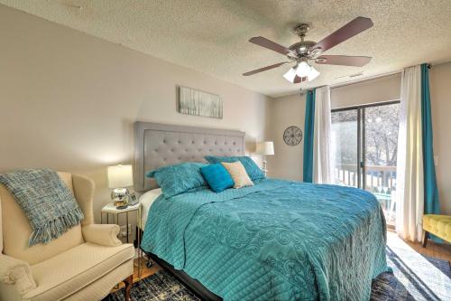 - une chambre avec un lit, un ventilateur de plafond et une chaise dans l'établissement Flagstaff Condo Less Than 1 Mi to Golfing and Hiking!, à Flagstaff