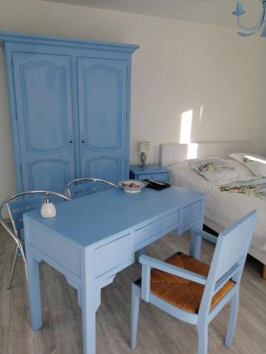 a blue desk with a chair and a bed at la pêcherie bord de mer in La Plaine-sur-Mer