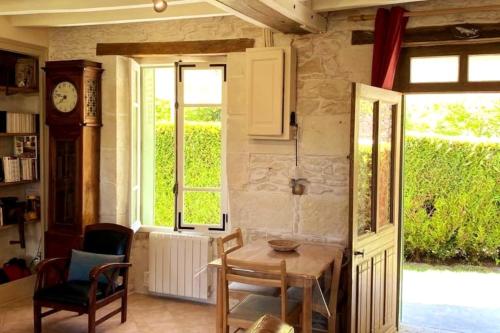 Ruang duduk di Maison charmante avec grand jardin à Noyers-sur-Cher, PMR