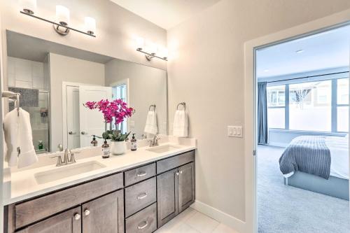 Un baño con lavabo y un espejo grande. en Hike and Ski Stunning Home with Hot Tub in Granby!, en Granby