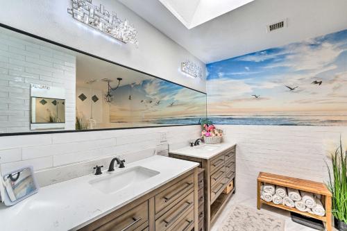 uma casa de banho com dois lavatórios e um mural do oceano em Lake Havasu City Home Hot Tub and Swim Spa! em Lake Havasu City