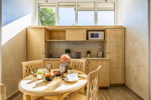 a small kitchen with a table and a microwave at Baba Residences in Alassio
