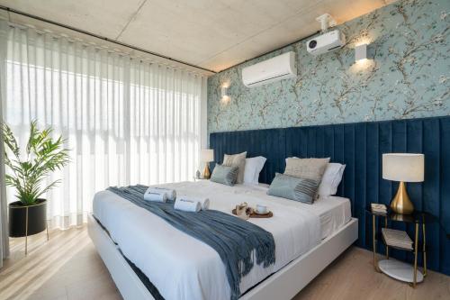 Ένα ή περισσότερα κρεβάτια σε δωμάτιο στο Host Wise - Luxurious Impressive Apartment - Balcony and Pool