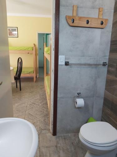 a bathroom with a toilet and two bunk beds at Chapadmalal Casas La Bella in Colonia Chapadmalal