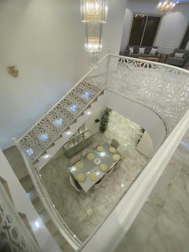 an overhead view of a dining room with a table at ڤيلا جوف in Aţ Ţuwayr