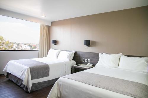 Un pat sau paturi într-o cameră la Hotel Brasilia