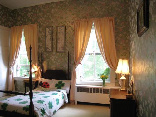 Un pat sau paturi într-o cameră la Allegheny Street Bed & Breakfast