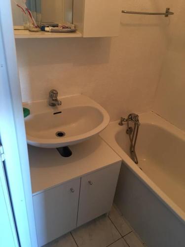une salle de bain avec un lavabo et une baignoire dans l'établissement Studio 31 Le Cap d'Agde vue mer, proche plage, l'île des pêcheurs, au Cap d'Agde