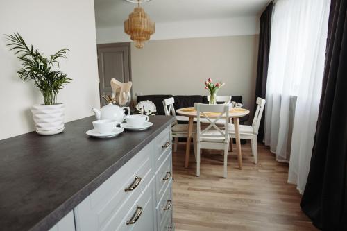 uma cozinha com uma mesa e uma sala de jantar em Cesis WELCOME apartment em Cēsis