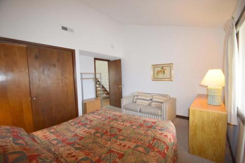 Pokój hotelowy z łóżkiem i krzesłem w obiekcie Crab Cove On The Bay 406 w mieście Ocean City