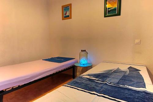 deux lits côte à côte dans une pièce dans l'établissement Maison confortable à Hourtin 45 m² avec piscine partagée sur place !, à Hourtin