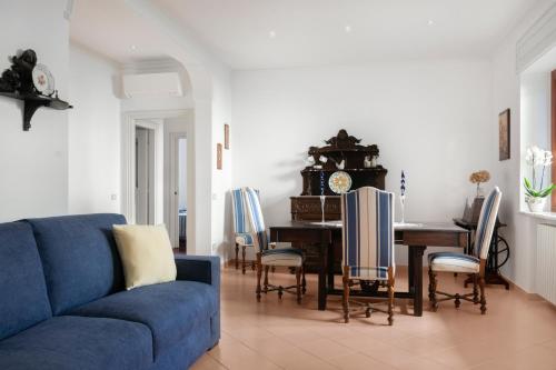 - un salon avec un canapé bleu et une table dans l'établissement Il Sogno, à Sorrente