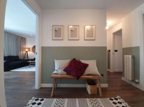 a living room with a couch and a bench at Apartamento Posets in Jaca