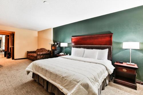 Llit o llits en una habitació de The View Inn & Suites Bethlehem / Allentown / Lehigh Airport