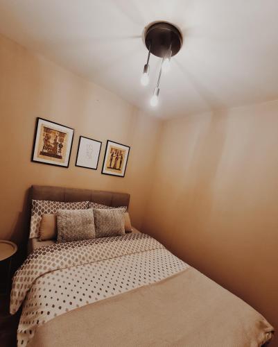una camera con letto e ventilatore a soffitto di Apartment Blue Lagoon a Mostar