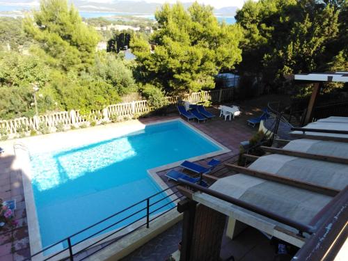 בריכת השחייה שנמצאת ב-Villa panoramica immersa nel verde או באזור