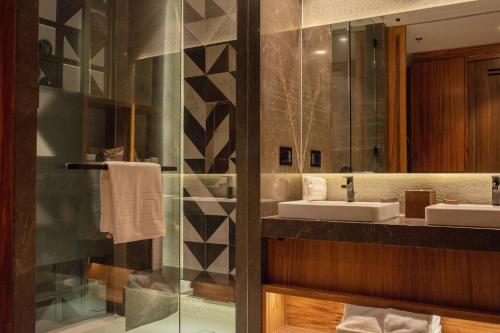 uma casa de banho com um lavatório e um espelho em Secrets Bahia Mita Surf and Spa - All Inclusive - Adults Only em Punta Mita